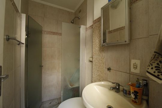 Banheiro de serviço de apartamento para alugar com 3 quartos, 153m² em Independência, Porto Alegre