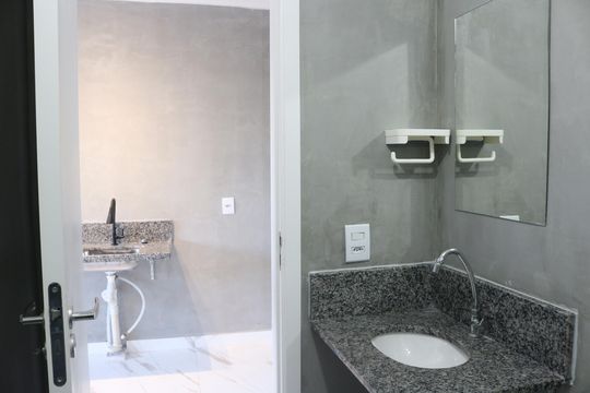 Banheiro de kitnet/studio para alugar com 1 quarto, 25m² em Barra Funda, São Paulo