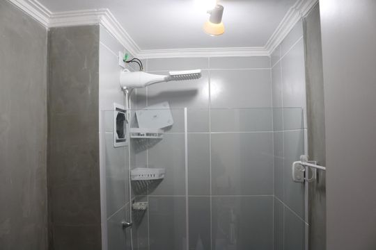 Banheiro de kitnet/studio para alugar com 1 quarto, 25m² em Barra Funda, São Paulo