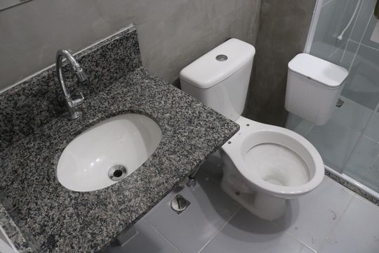 Banheiro de kitnet/studio para alugar com 1 quarto, 25m² em Barra Funda, São Paulo
