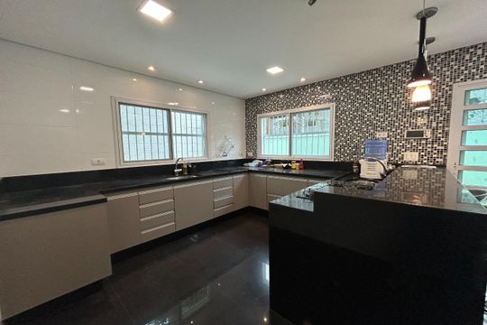 Casa para alugar com 4 quartos, 330m² em Vila Mazzei, São Paulo