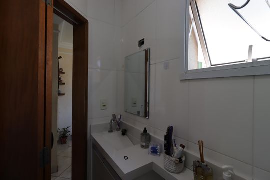 Banheiro de apartamento à venda com 2 quartos, 70m² em Parque Erasmo Assunção, Santo André
