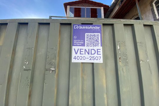 plaquinha instalada CGHU-3 de casa para alugar com 8 quartos, 950m² em Inconfidentes, Contagem