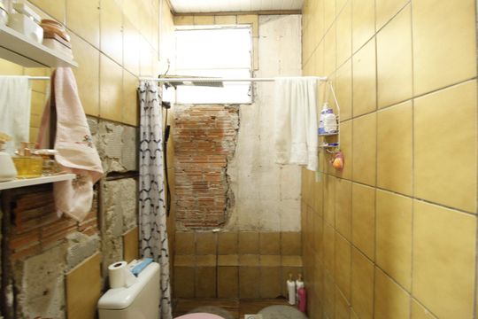 Banheiro de casa para alugar com 3 quartos, 106m² em Costa E Silva, Porto Alegre