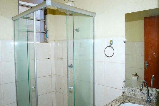 Banheiro de apartamento para alugar com 3 quartos, 52m² em Acaiaca, Belo Horizonte