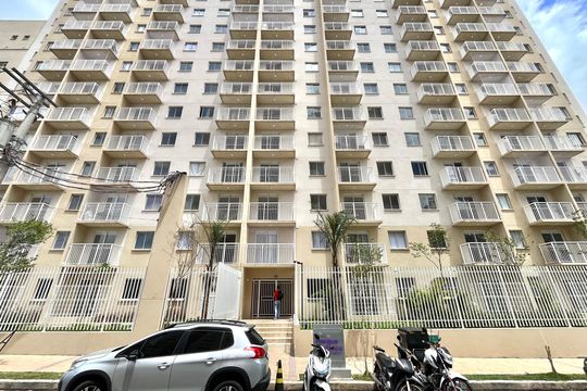 Fachada do bloco de apartamento para alugar com 1 quarto, 30m² em Jardim Itacolomi, São Paulo