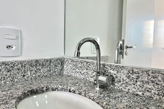 Banheiro da Suíte de apartamento para alugar com 1 quarto, 30m² em Jardim Itacolomi, São Paulo