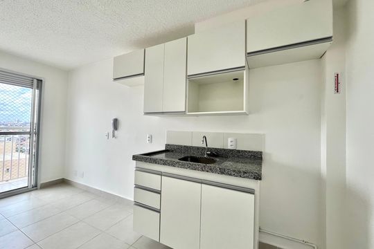 Cozinha de apartamento para alugar com 1 quarto, 30m² em Jardim Itacolomi, São Paulo