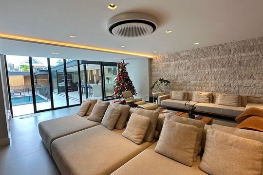 Sala de casa de condomínio à venda com 4 quartos, 400m² em Barra da Tijuca, Rio de Janeiro