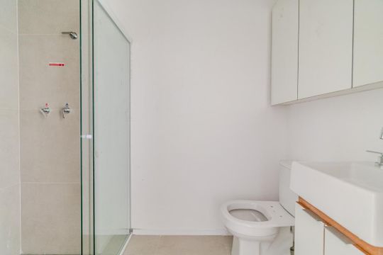 Banheiro de kitnet/studio para alugar com 1 quarto, 25m² em Pinheiros, São Paulo
