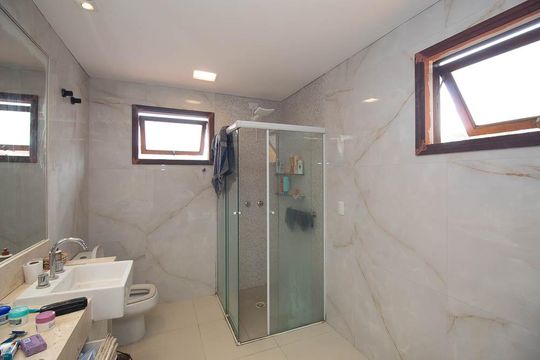 Banheiro da Suíte de casa de condomínio para alugar com 4 quartos, 588m² em Vila Albertina, São Paulo