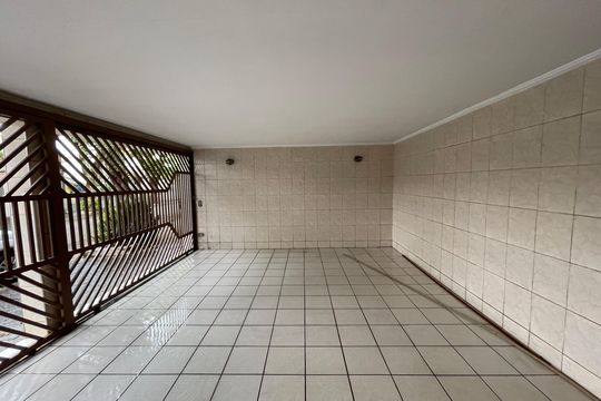 Garagem de casa à venda com 4 quartos, 218m² em Conjunto Residencial Butanta, São Paulo