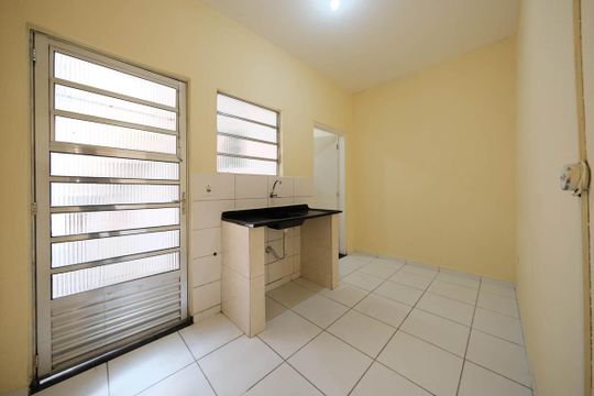 Cozinha de casa para alugar com 1 quarto, 100m² em Jardim Fernandes, São Paulo