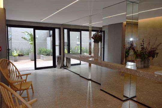 Hall de entrada de kitnet/studio para alugar com 1 quarto, 25m² em Pinheiros, São Paulo