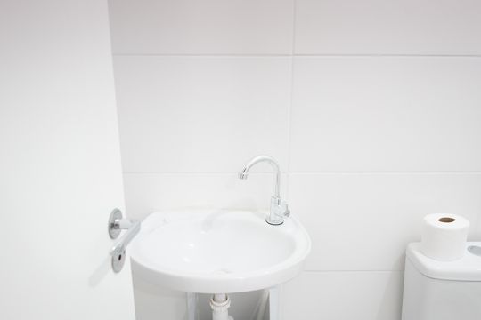 Banheiro de kitnet/studio para alugar com 1 quarto, 27m² em Mooca, São Paulo
