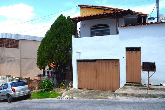 Fachada de casa à venda com 6 quartos, 380m² em Goiânia, Belo Horizonte