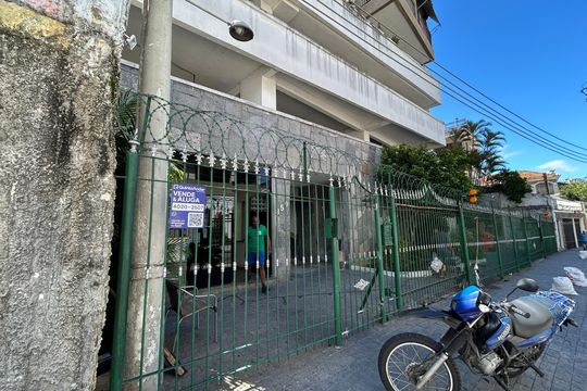 Fachada + plaquinha de apartamento à venda com 2 quartos, 72m² em Méier, Rio de Janeiro