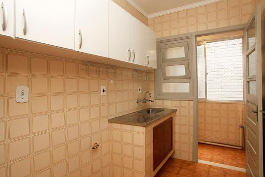 Cozinha + Área de Serviço de apartamento à venda com 2 quartos, 56m² em Higienópolis, Porto Alegre