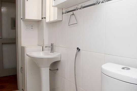 Banheiro de apartamento à venda com 2 quartos, 56m² em Higienópolis, Porto Alegre