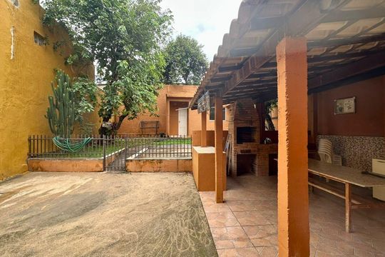 Quintal  de casa à venda com 3 quartos, 236m² em Sagrada Família, Belo Horizonte