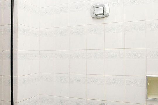Banheiro de apartamento à venda com 1 quarto, 50m² em Centro Histórico, Porto Alegre