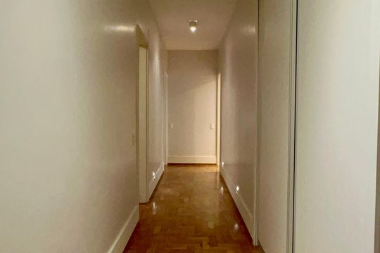 Corredor Quartos de apartamento à venda com 3 quartos, 200m² em Jardim Paulista, São Paulo