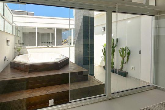 Sala de apartamento para alugar com 2 quartos, 120m² em Canasvieiras, Florianópolis