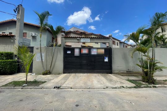 Fachada+Placa  de casa à venda com 3 quartos, 120m² em Itaquera, São Paulo