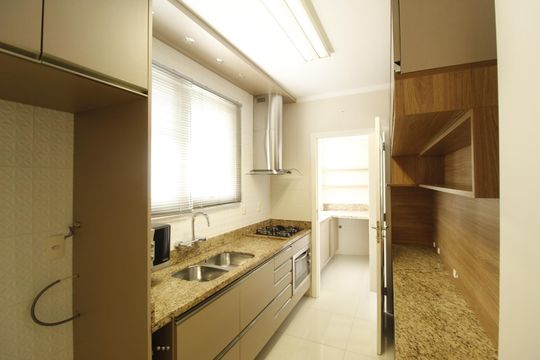 Cozinha de apartamento à venda com 2 quartos, 81m² em Bela Vista, Porto Alegre