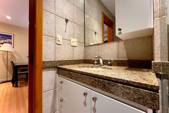 Banheiro de apartamento à venda com 1 quarto, 56m² em Flamengo, Rio de Janeiro