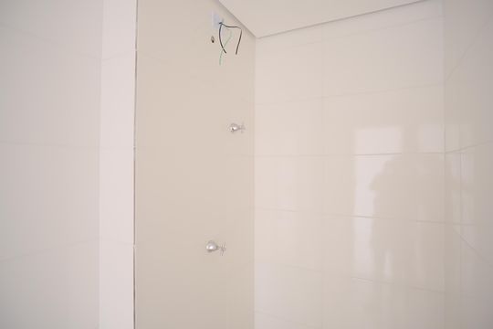Banheiro de kitnet/studio à venda com 1 quarto, 24m² em Vila Carrão, São Paulo