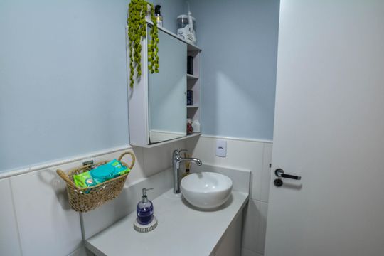 Banheiro de apartamento à venda com 2 quartos, 49m² em Santa Terezinha, Santo André