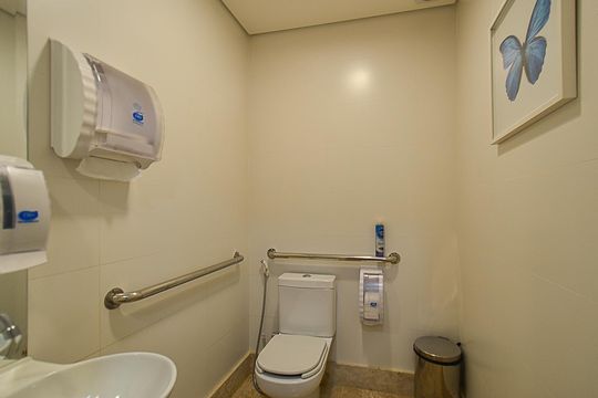 Área comum - Banheiro Acessível de apartamento à venda com 1 quarto, 44m² em Funcionários, Belo Horizonte
