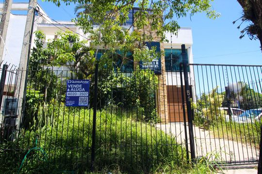 Fachada de casa à venda com 3 quartos, 190m² em Guarujá, Porto Alegre