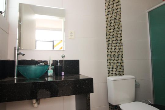 Banheiro Social de casa à venda com 3 quartos, 190m² em Guarujá, Porto Alegre