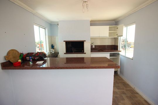 Varanda de casa à venda com 3 quartos, 190m² em Guarujá, Porto Alegre
