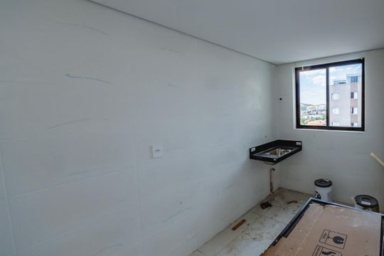 Cozinha de apartamento à venda com 2 quartos, 55m² em Serrano, Belo Horizonte