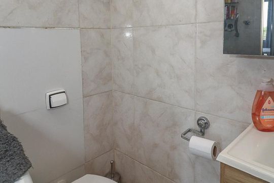 Banheiro de apartamento à venda com 2 quartos, 69m² em Floresta, Porto Alegre