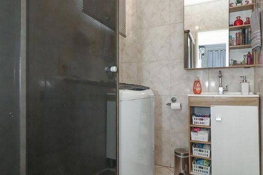 Banheiro de apartamento à venda com 2 quartos, 69m² em Floresta, Porto Alegre