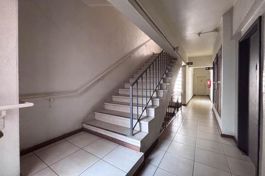Escadas de apartamento à venda com 1 quarto, 52m² em Centro Histórico, Porto Alegre