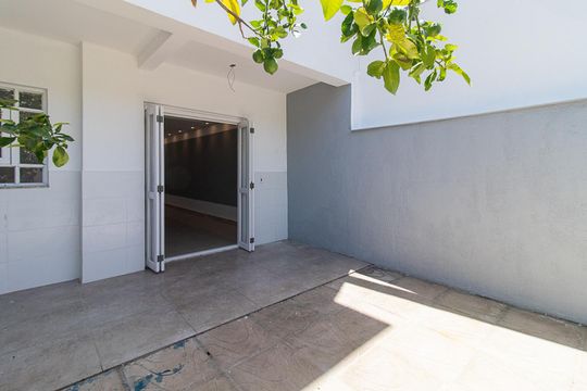 Quintal de casa à venda com 3 quartos, 185m² em Guarujá, Porto Alegre