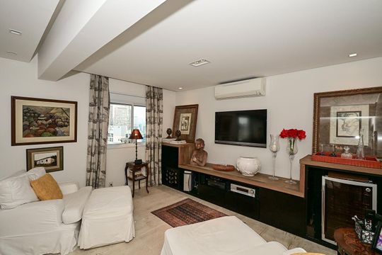 Sala de Tv de apartamento à venda com 3 quartos, 182m² em Real Parque, São Paulo
