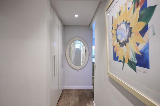 Corredor de apartamento à venda com 3 quartos, 182m² em Real Parque, São Paulo