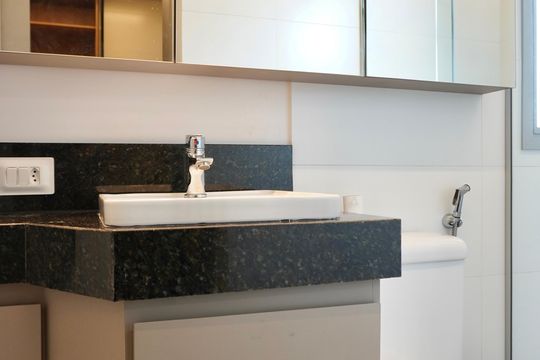 Banheiro social de apartamento para alugar com 1 quarto, 40m² em Barro Preto, Belo Horizonte