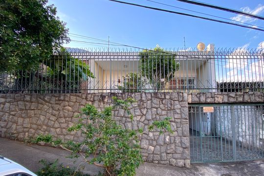 Fachada de casa à venda com 3 quartos, 249m² em Vila Paris, Belo Horizonte