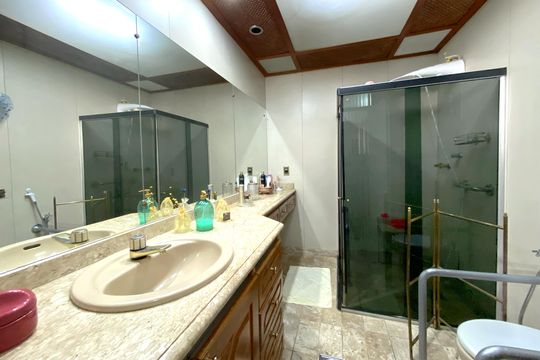 Banheiro de casa à venda com 3 quartos, 249m² em Vila Paris, Belo Horizonte