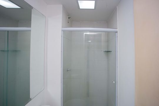 Banheiro de apartamento à venda com 2 quartos, 44m² em Canhema, Diadema