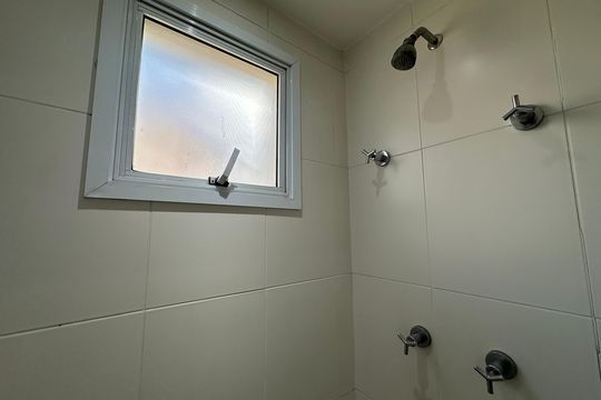 Banheiro da Suíte de apartamento à venda com 1 quarto, 64m² em Alphaville Empresarial, Barueri