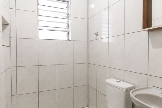Banheiro de casa à venda com 2 quartos, 45m² em Parque Savoi City, São Paulo
