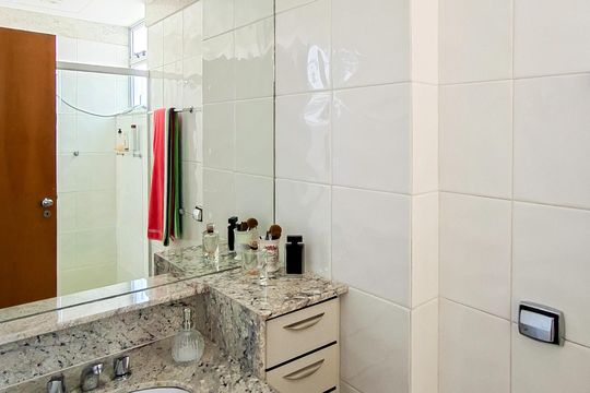 Banheiro da Suíte de apartamento à venda com 3 quartos, 116m² em Savassi, Belo Horizonte